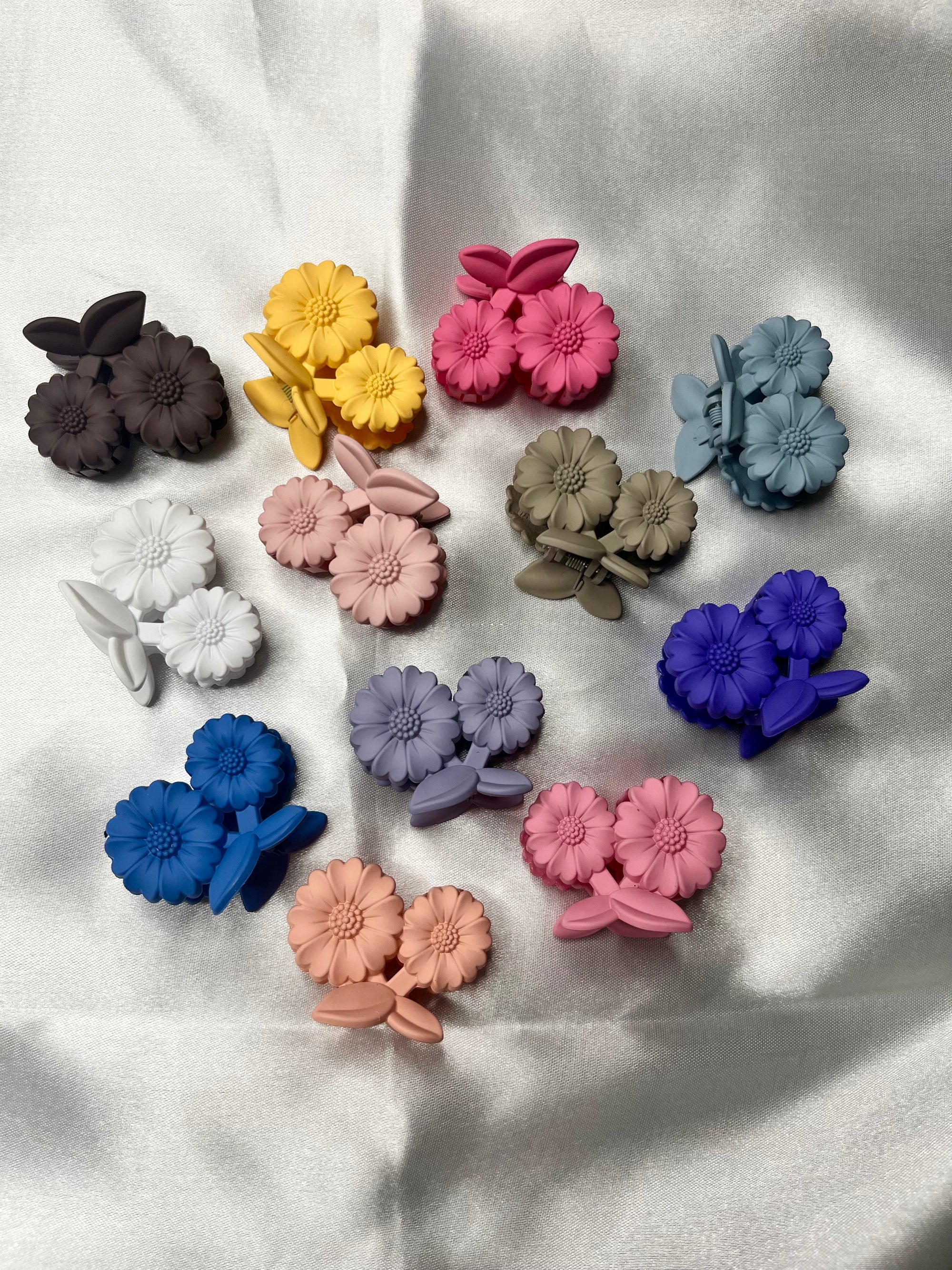 Pack of 2 @ ₹29 - Matte Daisy Flower Hair Claw Clips